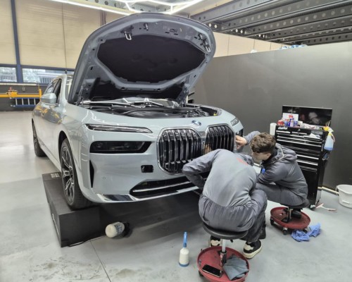 Steenslag folie wordt aangebracht op BMW 750e